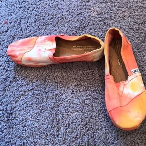 Tie dye toms kids size 3.5